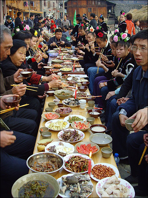 레이산 묘족은 명절 때 집집마다 마련한 음식을 장탁연(長卓宴)이라는 이름으로 차려서 친척·이웃과 함께 나눠먹는다. 시장도 먀오녠을 맞아 1년 내내 평안하라는 뜻으로, 무려 200m 길이의 연회상을 차렸다.