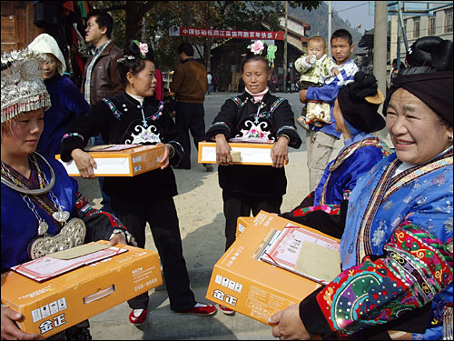 1000위안(한화 약 12만원)의 상금과 DVD 플레이어를 부상으로 받고 기뻐하는 시장 전통예술문화의 전수자와 장인들. 외래문화의 침투 속에서도 시장 묘족은 묘족의 전통과 문화, 풍속을 굳건히 지켜나가고 있다.