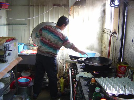 중국음식점 주방 자취생이 사용하는 어설픈 주방처럼 보이지만 이곳에서 기가막힌 맛이 나온다. 