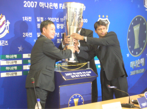 허정무 감독(왼쪽)과 세르지오 파리아스 감독(맨 오른쪽) 22일 오후 서울 신문로 축구회관 5층 대회의실에서 열린 2007 하나은행 전국축구선수권대회(FA컵)에서 두 감독은 하나같이 선수들의 '책임의식'을 강조했다.