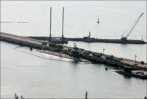 21일부터 부산 3함대에 소리소문없이 기항한 미 핵잠수함 USS Connecticut호 정박 모습.