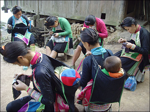 삐아사 전통의복인 ‘타오부’에 수놓을 자수를 놓는 여인들. 삐아사 묘족은 현대문명과의 다양한 교류 속에서도 전통문화를 굳건히 지켜오고 있다. 