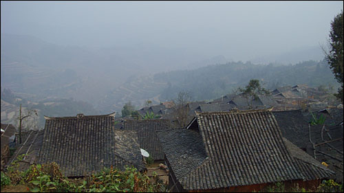 삐아사는 420여가구, 2100여명이 사는 제법 큰 산골 마을이다. 삐아사 묘족은 농경과 목축업을 주업으로 살아가고 있다. 
