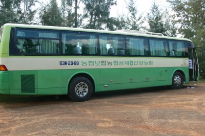  베트남에서 흔히 볼 수 있는 한국에서 수입된 자동차. 잘못 기재된 한글도 흔히 보인다. 