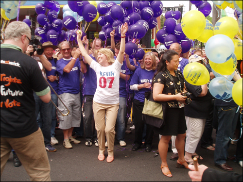 하워드 총리와 맞붙은 맥신 맥큐 노동당 후보가 지지자들과 함께 만세를 부르며 춤을 추고 있다.