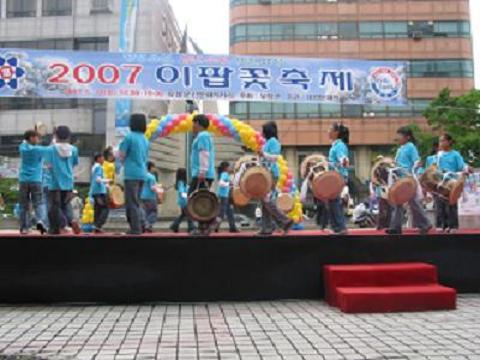 무지개아이들의 풍물놀이 이팝꽃 축제에 초대 받은 무지개학교 아이들의 풍물공연