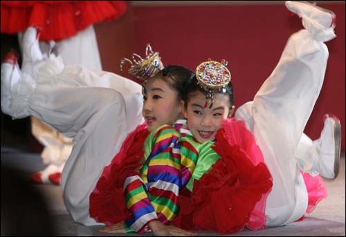 리틀엔젤스 공연단이 ‘한국문화의 밤’ 행사에서 귀여운 춤을 선보이고 있다. 
