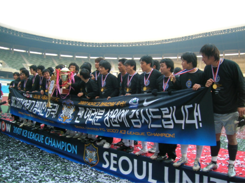 서울유나이티드 우승  K3리그 원년 우승은 서울 유나이티드가 차지했다. 7년의 기다림 끝에 창단한 이들의 첫 소원이 이뤄진 것이다. 