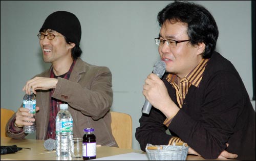  개봉 당시 관객과의 대화에 나섰던 주연배우 김재록과 신동일 감독.