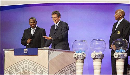  한국 시각으로 26일 국제축구연맹(FIFA)은 남아프리카공화국 더반에서 2010 월드컵 대륙별 예선 조 추첨식을 했다. 