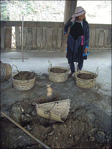 흙을 파서 나르려는 여인. 남녀평등 사상과 생활방식이 뿌리 깊은 잔리촌에서는 여성들도 남성들 못지않은 노동을 한다.
