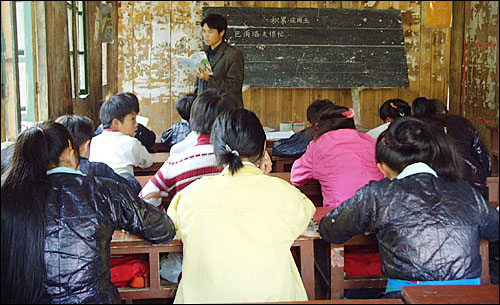 량줘홍 교장이 주관하는 어문 수업에 열중인 6학년 학생들. 내년 7월 졸업할 이들 대부분은 경제적 사정 때문에 중학교 진학을 포기해야 한다.