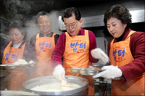  문국현 창조한국당 대선후보(오른쪽 두번째)가 26일 동대문구 답십리동 다일공동체를 방문해 부인 박수애씨와 함께 '밥퍼' 봉사활동을 하고 있다.