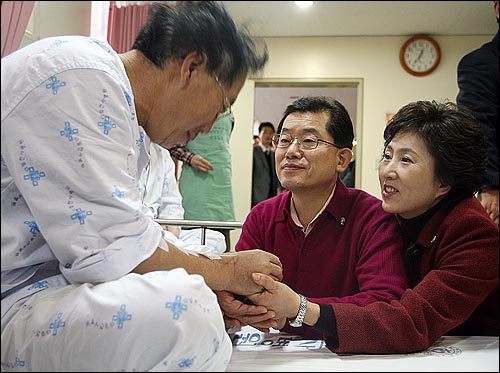  문국현 창조한국당 대선후보(가운데)가 26일 동대문구 전농동 다일천사병원을 방문해 부인 박수애씨와 함께 환자들을 위로하고 있다.