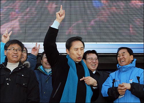 이명박 한나라당 대선후보가 27일 오전 서울역광장 유세에서 지지자들과 함께 율동을 하고 있다.