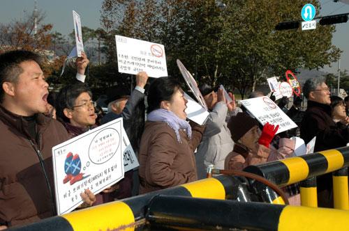 평통사와 범민련 회우너들이 지난 22일 국방부 앞에서 반대 집회를 개최했다