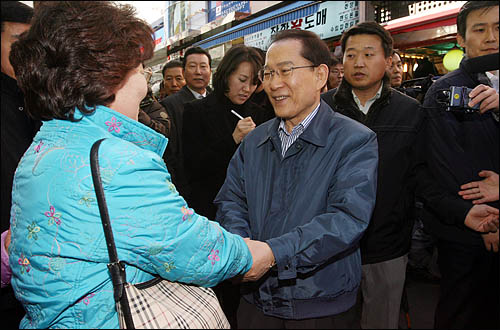 17대 대통령선거의 공식 선거일정이 시작된 27일 오전 이회창 무소속 대선후보가 서울 남대문시장을 방문해 시민들과 인사를 나누고 있다.