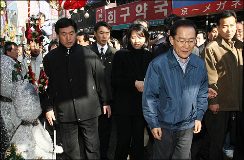 17대 대통령선거의 공식 선거일정이 시작된 27일 오전 이회창 무소속 대선후보가 서울 남대문시장을 방문해 상인들과 인사를 나누며 시장을 둘러보고 있다.