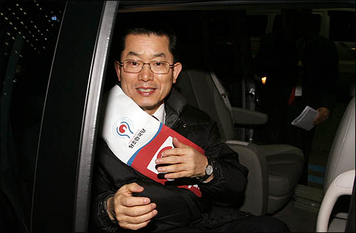 2007년 대선 당시 문국현 창조한국당 대선후보. 문국현 후보가 종각에서 거리유세를 벌인 뒤 차량에 올라 있다.
