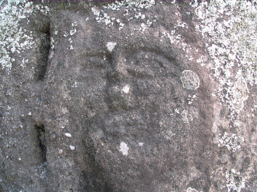 마치 '천년의 미소'를 보는 듯 하다. 신라초전지마을 입구에 서있는 선돌에 음각돼 있는 후덕한 신라인의 모습. 