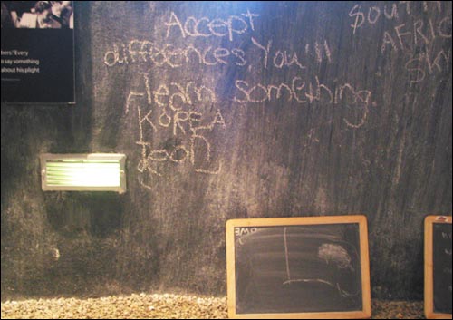 '차이를 받아 들이면, 뭔가 배울 것이다.' 꼬마여행자 전대한의 서명이 보인다. 요하네스버그의 아파르트헤이트 박물관에서.