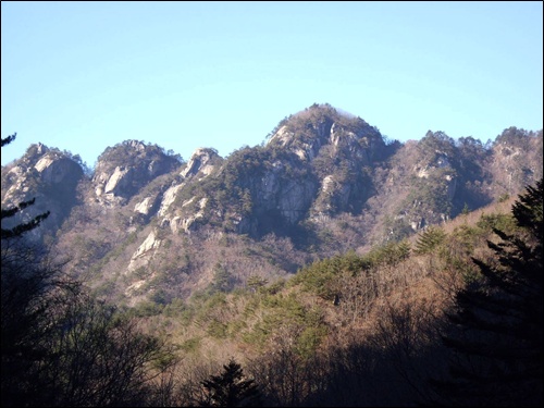  주흘산과 이어진 연봉들