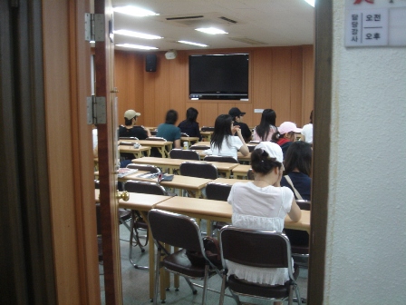  매우 이른 시각 서울의 한 토익학원. 수업시작 30분 전 인데도 30여명이 수강 할 수 있는 강의실에는 15명 정도의 학생이 영어자습을 하고 있다.