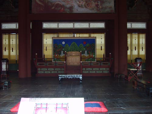 경복궁 사정전에 있는 조선 군주의 보좌. 일본 정부에서는 이 보좌의 주인을 ‘황제 폐하’라고 불렀다. 
