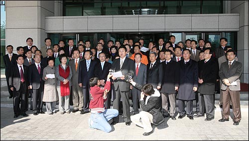  대통합민주신당 이해찬, 김근태, 손학규, 한명숙 공동선대위원장을 비롯한 80여명의 의원들이 지난달 29일 낮  BBK수사와 관련해서 서초동 대검찰청을 항의방문한 가운데, 신기남 의원이 대검청사앞에서 기자회견문을 낭독하고 있다.