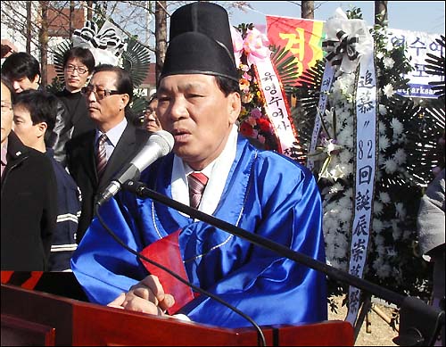'육영수여사 탄신 82주년 숭모제' 에서 축사를 하고 있는 한용택 군수. 한 군수는 이날 행사에서 초헌을 맡았다.