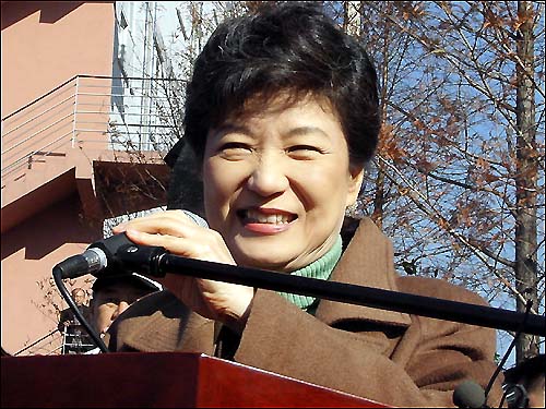 '육영수여사 탄신 82주년 숭모제'에서 가족대표로 답사를 하고 있는 박근혜 전 대표