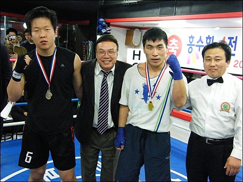  홍수환씨가 아마추어 동호인 경기 결승전이 끝난 후 선수들과 기념 촬영을 하고 있다.