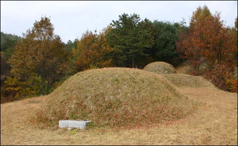 여성 최초 의병장 논개의 묘소, 뒤는 부군 최경회 장군의 묘소다.
