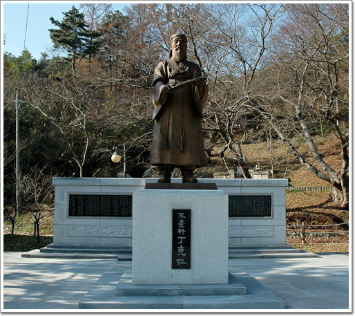 상촌곡의 정극인 선생의 동상