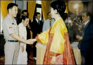 홍수환 선수가 74년 아놀드 테일러를 이긴 후 청와대에서 대통령 내외를 만나고 있다.