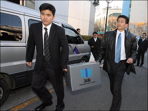 30일 오후 검찰수사관들이 서울 종로타워 삼성증권 본사에서 압수한 물품을 박스에 넣어서 가지고 나오고 있다.