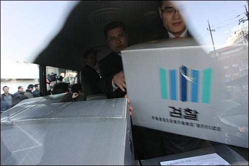 검찰수사관들이 30일 오후 서울 종로타워 삼성증권 본사에서 압수한 물품을 미니버스에 싣고 있다.