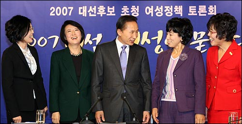 한나라당 이명박 대선후보가 30일 YWCA에서 열린 KBS 여성정책 토론회에 참석하여  패널들과 이야기를 나누고 있다.