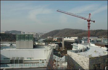 서울대에서는 현재 종합교육연구단지 건설이 한창이다. 공사부지로는 테니스코트 6면이 사용됐으며, 그 과정에서 체육교육과 등의 반발이 이어지기도 했다.