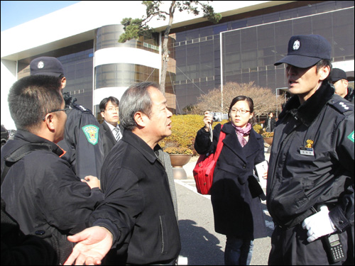 이날 한국타이어는 조사보고회장에 유가족협의회 총무를 비롯 민주노동당 관계자들의 참여를 제한했다. 이에 따라  한국타이어 중앙연구소 정문에서 유가족들이 거세게 항의하고 있다.  