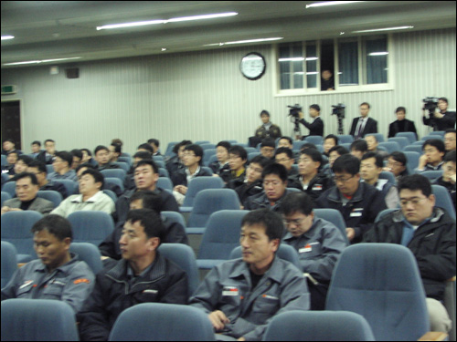 한국타이어 중앙연구소 사원들이 '작무스트레스 조사결과 설명회'를 듣고 있다.