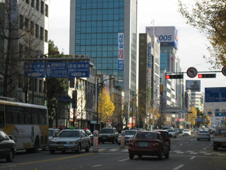 왼쪽의 도로안내 표지판에 왼쪽 동부소방서라고 안내하고 있지만 오른쪽의 신호등에는 좌회전 금지가 표시되어 있다.