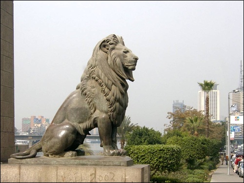 카이로 시내 라일강 다리입구의 사자상