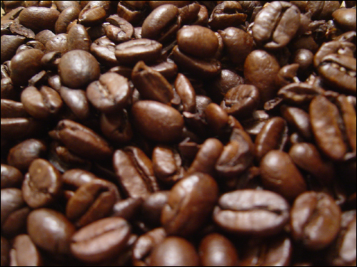 커피는 많은 사회에서 대화의 매개체가 되어 주었고, 한국 또한 예외가 아니었다. 1960년대 이후 전국적으로 생겨나기 시작한 다방은 정보교환과 토론의 장을 제공함으로써 한국 민주화에 기여했다. 한국인은 세계적으로 커피를 많이 마시는 국민에 속하고, 최근 들어 원두 소비도 많이 늘었지만 여전히 인스턴트 커피 소비 비율이 높다.