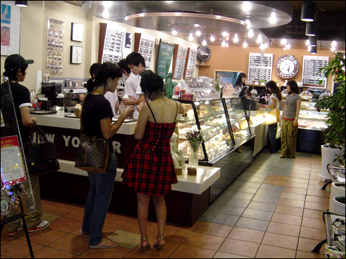 이제 스타벅스는 스타벅스 회사와 매장의 영역을 넘어섰다. 스타벅스의 영향을 받은 커피숍들이 지역에 따라 전혀 다른 가치를 제공하기도 한다. 사진은 스타벅스의 요소를 성공적으로 지역화한 한 커피숍.
