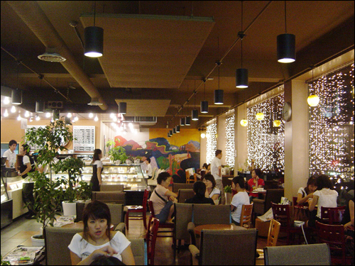 미국과 달리 한국의 커피숍은 언제나 활기찬 공론장의 역할을 수행해 왔다. 그러나 그 공간이 과거와 크게 달라졌다.