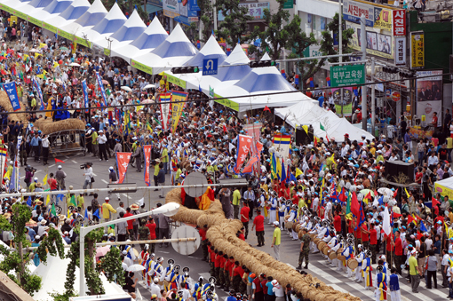 인천의 대표적 축제로 성장하는 부평풍물대축제.