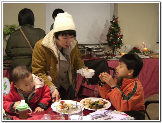 가장 어린 참가자 오마이뉴스  재팬과 오마이뉴스 한국판 시민기자인 야마다 타카코씨와 그의 두 자녀