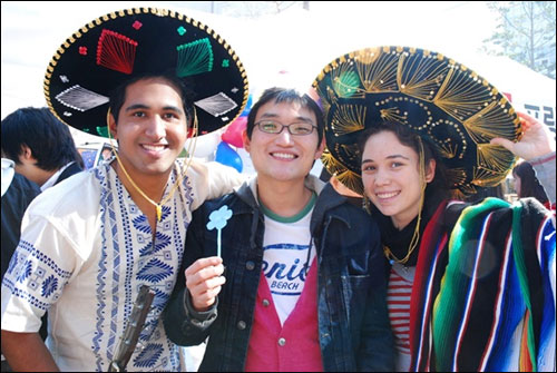 ISF(International Student Festival)에 참여한 멕시코 학생들이 전통의상을 입고, 한국 학생과 함께 활짝 웃고 있다.