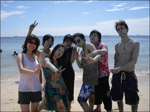 한국 학생들과 외국 학생들로 구성된 '쿠바' 회원들이 해수욕장에서 즐거운 한때를 보내고 있다.